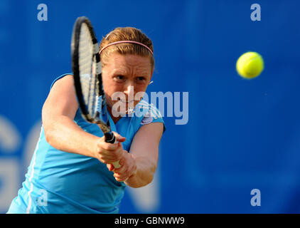 Naomi Cavaday, en Grande-Bretagne, en action contre Elena Baltacha, en Grande-Bretagne, lors de l'Open de Nottingham au centre de tennis de Nottingham, à Nottingham. Banque D'Images