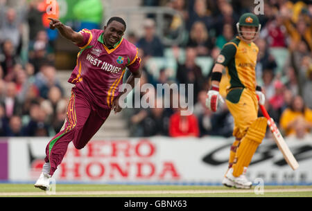 Jerome Taylor des Indes occidentales célèbre le capitaine australien Ricky Ponting qui a été congédié lors du match de la deuxième édition du monde de la CPI au Brit Oval, à Londres. Banque D'Images