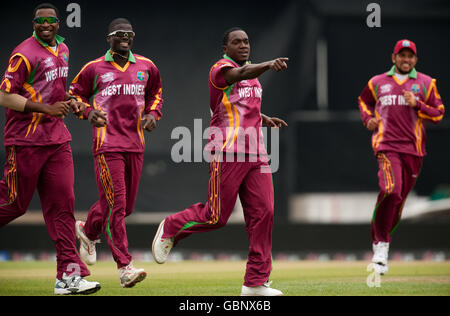 Jerome Taylor des Indes occidentales célèbre le capitaine australien Ricky Ponting qui a été congédié lors du match de la deuxième édition du monde de la CPI au Brit Oval, à Londres. Banque D'Images