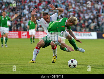 Damien Duff, de la République d'Irlande, se trouve aux défenses de Radostin Kishev Litex, en Bulgarie, lors du match de qualification de la coupe du monde à la Stadion de Vasil Levski, Sofia, Bulgarie. Banque D'Images