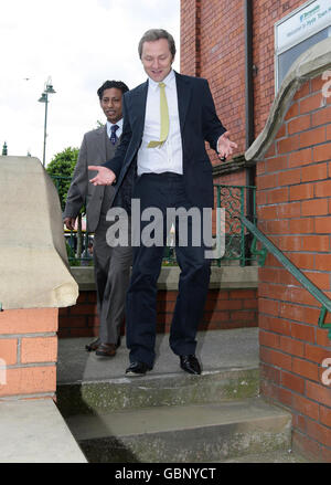 James Purnell MP (à droite) et le Labour Community Organizer Raja Miah marchant dans le centre-ville de Hyde, Manchester. Banque D'Images