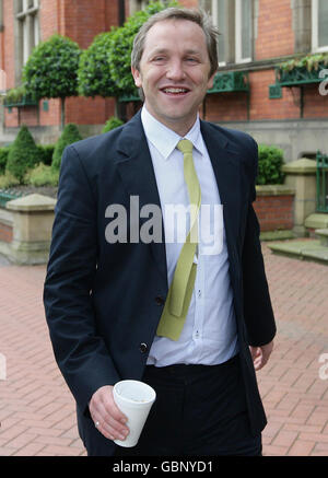 James Purnell MP, à pied dans le centre-ville de Hyde, Manchester. Banque D'Images