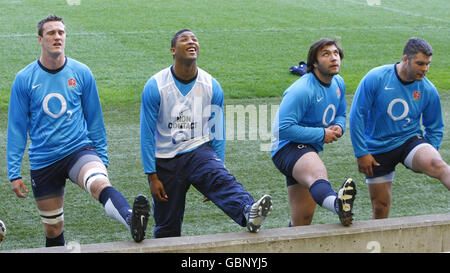 Rugby Union - session d'entraînement en Angleterre - Twickenham.L'Armitage de Delon en Angleterre (deuxième à gauche) passe par des étirements avec ses coéquipiers pendant la séance d'entraînement au stade de Twickenham, Londres. Banque D'Images