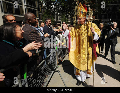 Cet après-midi, l'archevêque de Westminster nouvellement installé, Vincent Nichols, accueille les fidèles à l'extérieur de la cathédrale de Westminster, à Londres. Banque D'Images