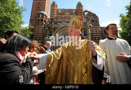 Cet après-midi, l'archevêque de Westminster nouvellement installé, Vincent Nichols, accueille les fidèles à l'extérieur de la cathédrale de Westminster, à Londres. Banque D'Images