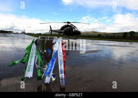 Le trophée Clydesdale Bank Scottish Premier League à côté d'un hélicoptère à l'aéroport Cumbernauld. Banque D'Images