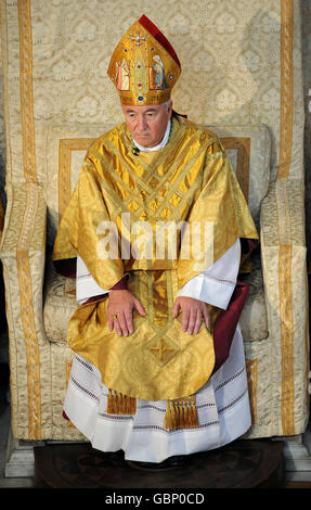 L'archevêque de Westminster nouvellement installé, Vincent Nicols, pendant la messe à la cathédrale de Westminster, à Londres, cet après-midi. Banque D'Images