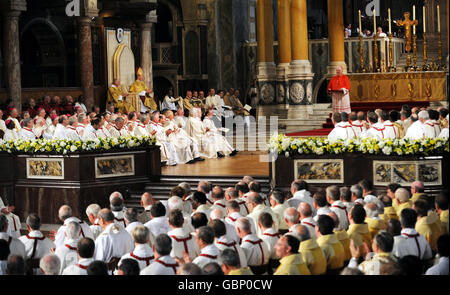 L'archevêque de Westminster nouvellement installé, Vincent Nicols, pendant la messe et un discours du cardinal Cormac Murphy O'Connor à la cathédrale de Westminster, dans le centre de Londres, cet après-midi. Banque D'Images