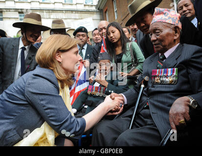 L'épouse du Premier ministre Sarah Brown rencontre Gurkhas, y compris Tul Bahadur pun V.C., dans le jardin de Downing Street aujourd'hui après avoir été annoncée que les soldats népalais gagneraient le plein droit de résidence du Royaume-Uni. Banque D'Images