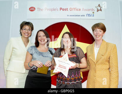 La présentatrice à la télévision Kate Silverton, à gauche, avec les lauréats du prix de la meilleure succursale de la Couronne, Gail Burnett, gestionnaire, et Lindsey Morgan, directrice adjointe de la succursale, du bureau de poste de Billingham, à Cleveland, et Paula Vennells, directrice du réseau des postes, aux People's Post Office Awards à Londres. Banque D'Images