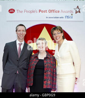 Le maître de poste secondaire Andrew Thompson (à gauche) avec sa mère, l'ancienne maîtresse de poste secondaire Joan Thompson (au centre) du bureau de poste de West Monkseeson à Whitley Bay, reçoit le prix de la succursale de Best Town and City de la présentatrice Kate Silverton, à l'extrême droite, aux People's Post Office Awards à Londres. Banque D'Images