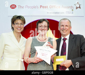 La sous-maîtresse Carolyn Leach, au centre, du bureau de poste de Backwell à Bristol remporte le prix Customer Heroes aux People's Post Office Awards à Londres, remis par la présentatrice à la télévision, Kate Silverton, à gauche, avec le directeur général de Post Office Ltd, Alan Cook Banque D'Images