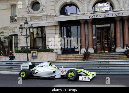 Jenson Button de Brawn GP passe devant l'hôtel de Paris lors d'une séance d'entraînement au circuit de Monaco, Monte Carlo, Monaco. Banque D'Images