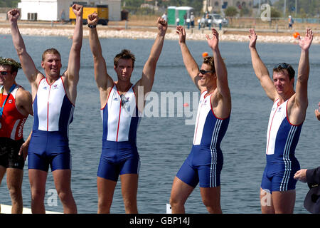 Les quatre de Matthew Pinsent, Ed Coode, James Cracknell et Steve Williams en Grande-Bretagne célèbrent avec leurs fous d'or Banque D'Images