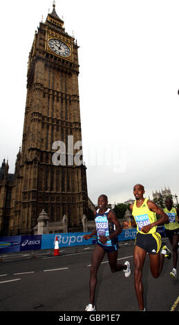 Mo Farah (à droite) de Grande-Bretagne pendant la course Bupa London 10,000 à Londres. Banque D'Images