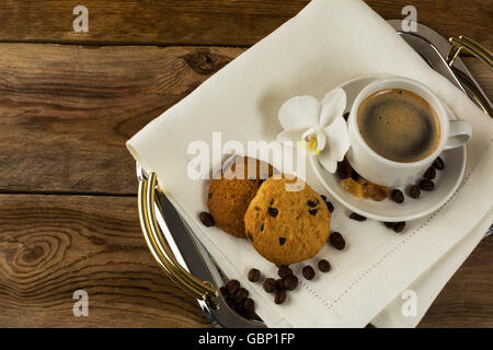 Café romantique servi avec orchidée blanche. Tasse à café. Le café du matin. Pause café. Tasse de café. Le café fort. Tasse à café. Banque D'Images