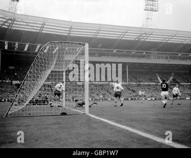 Geoff Hurst (r), de West Ham United, célèbre le deuxième but de son équipe comme Smith (l), Alan Kelly (deuxième l) et Howard Kendall (troisième l) de Preston North End Banque D'Images