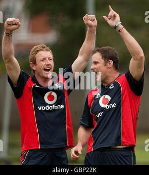 Le capitaine d'Angleterre Andrew Strauss (à droite) et Paul Colingwood lors d'une session de filets à Edgbaston, Birmingham. Banque D'Images