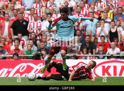 Football - Championnat de football Coca-Cola - jouer - finale - Burnley v Sheffield United - Stade Wembley.Stephen Quinn (à droite) de Sheffield United et Chris Eagles (à gauche) de Burnley se battent pour le ballon Banque D'Images