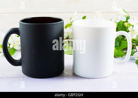 Mug blanc et noir immersive avec Apple Blossom. Maquette de la tasse de café. Mug vide immersive pour la présentation du produit. Banque D'Images