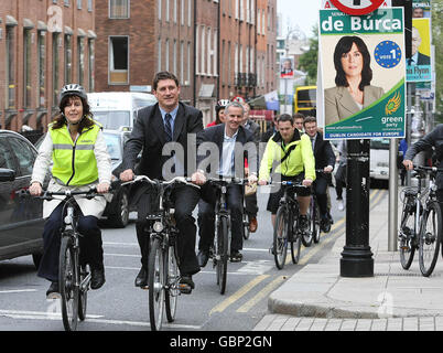 Le ministre des communications Eamon Ryan (2e gauche) passe par le centre de Dublin avec le candidat aux élections européennes Deidre de Burca (gauche) et des journalistes, lors de ce qu'il a été la première conférence de presse mobile au monde, pour lancer la vision en dix points de son parti. Banque D'Images