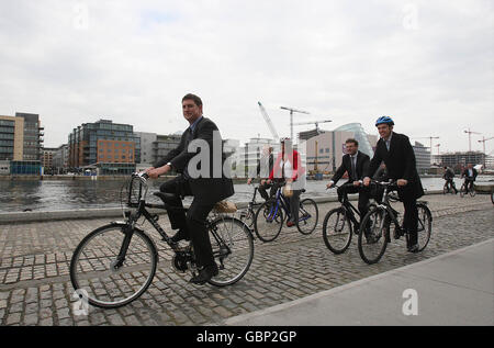 Le ministre des Communications Eamon Ryan (à gauche) passe par le centre de Dublin avec des journalistes, lors de ce qu'il a été la première conférence de presse mobile au monde, pour lancer la vision en dix points de son parti. Banque D'Images