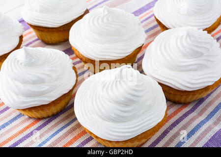 Cupcakes blanc sur la serviette , vue d'en haut. Sweet Gourmet dessert. Des cupcakes avec de la crème fouettée. Banque D'Images
