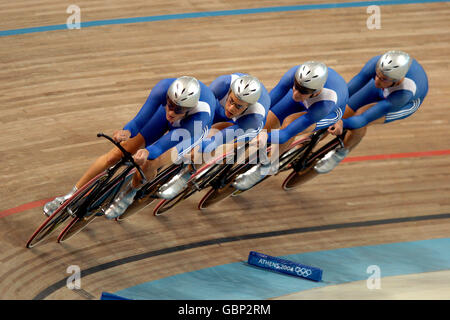 Cyclisme - Jeux Olympiques d'Athènes 2004 - poursuite par équipe masculine - finale.L'équipe de poursuite de la Grande-Bretagne composée de Steve Cummings, Paul Manning, Chris Newton et Bradley Wiggins sur le chemin de la victoire de l'argent Banque D'Images