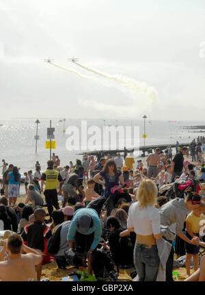 Vue générale des participants sur la plage de Southend pendant le Southend Festival of the Air 09. L'événement régulier de deux jours attire plus d'un demi-million de personnes sur le front de mer pendant le week-end. Banque D'Images