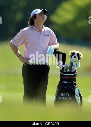 Golf - The European Open - Round Three - The London Golf Club.Rory McIlroy, d'Irlande du Nord, regarde dans le ciel pendant son tour Banque D'Images