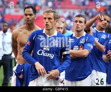 (De gauche à droite) Joléon Lescott d'Everton, Phil Neville, José Baxter et Jack Rodwell sont restés sur leur position tandis que les joueurs de Chelsea se rassemblent pour remporter le trophée Banque D'Images