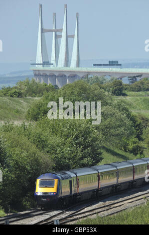 Un premier train partant du tunnel Severn, avec le pont en arrière-plan, en direction de Pilning dans le pays occidental Banque D'Images