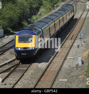 Un premier train partant du tunnel Severn en direction de Pilning dans le pays de l'Ouest. Banque D'Images