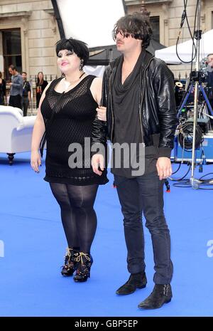 Beth Ditto et Brace Payne des potins arrivent à la Royal Academy of Arts Summer Exhibition Preview Party 2009 à la Royal Academy of Arts, Burlington House à Piccadilly, dans le centre de Londres. Banque D'Images