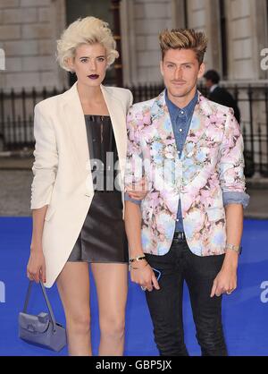 Agyness Deyn et Henry Holland arrivent à la Royal Academy of Arts Summer Exhibition Preview Party 2009 à la Royal Academy of Arts, Burlington House à Piccadilly, dans le centre de Londres. Banque D'Images