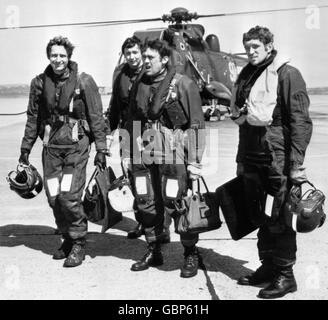 De gauche à droite; Lt Charlie Thornton, Lt Keith Thomason, Lt Fred Robertson, maître David Fowles, membres d'équipage d'un hélicoptère Sea King du 706 Royal Naval Air Squadron du RNAS Culdrose après une autre mission de sauvetage dans la recherche de survivants de la catastrophe de la course de yacht Fastnet. Banque D'Images