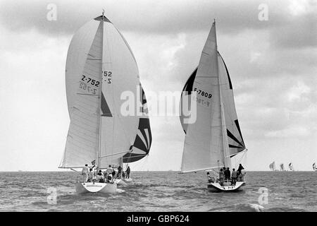 Le participant à la coupe de l'amiral française Accanito, l'un des nombreux yachts en difficulté dans les gales sauvages et les mers montagneuses au large de la fin de la Terre.Le yacht, vu ici au cours d'une course précédente, est en compétition dans la course internationale Fastnet. Banque D'Images