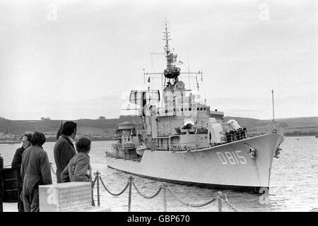 Le destroyer néerlandais Overijssel, le navire officiel d'escorte de course, entrant à Plymouth avec les survivants et les corps de deux des victimes de la catastrophe de char à voile de la course Fastnet. Le bilan final de la course malheureuse a été établi à 15 ans, lorsque le dernier yacht manquant a été déclaré en sécurité. Banque D'Images