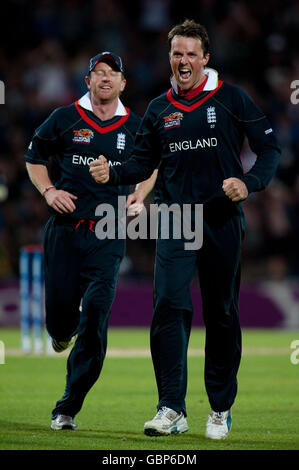 Graeme Swann d'Angleterre célèbre avec le capitaine Paul Collingwood après avoir rejeté Shahid Afridi du Pakistan lors du match international de la Twenty20 au Brit Oval de Londres. Banque D'Images
