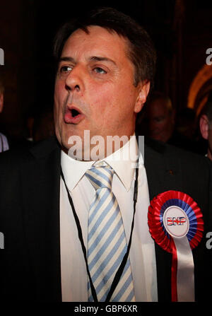 Nick Griffin, le leader du BNP célèbre après l'annonce des résultats des élections parlementaires européennes à l'hôtel de ville de Manchester. Banque D'Images