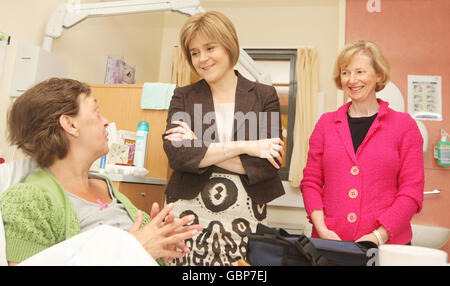 Susan Brimelow (à droite) le nouvel inspecteur en chef de l'inspection de l'environnement des soins de santé avec la secrétaire à la Santé Nicola Sturgeon (au centre) discutant avec la patiente Patricia Gibson lors d'une visite au Centre de cancérologie Beatson West of Scotland à Glasgow. Banque D'Images