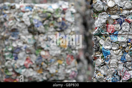 Recyclage du stock de boîtes.Des masses de canettes écrasées pour recyclage dans la zone Miles Platting de Manchester. Banque D'Images