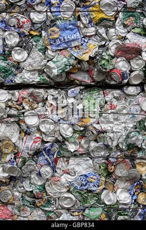 Recyclage du stock de boîtes.Des masses de canettes écrasées pour recyclage dans la zone Miles Platting de Manchester. Banque D'Images