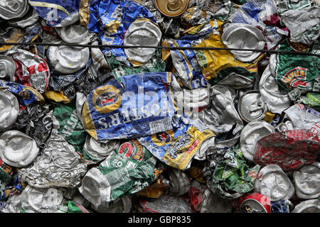 Des masses de canettes écrasées pour recyclage dans la zone Miles Platting de Manchester. Banque D'Images