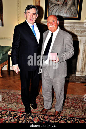 Jimmy Greaves (à droite) sourit après avoir remporté la médaille remise par le Premier ministre Gordon Brown (à gauche) pour avoir représenté son pays lors de la coupe du monde de 1966. Banque D'Images