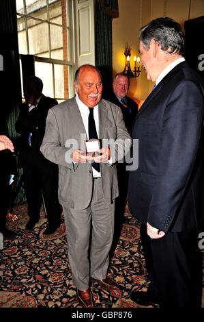 Jimmy Greaves (à gauche) sourit après avoir remporté la médaille remise par le Premier ministre Gordon Brown (à droite) pour avoir représenté son pays à la coupe du monde de 1966. Banque D'Images