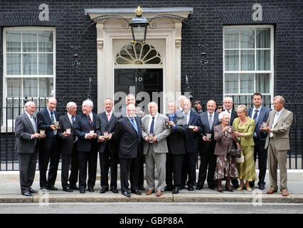 Jimmy Greaves (avant droit) se tient avec le président de l'Association de football Geoff Thompson (avant gauche) devant les autres récipiendaires des médailles présentées par le Premier ministre Gordon Brown, après une réception de Downing Street pour les membres inutilisés de l'équipe de coupe du monde 1966. Banque D'Images