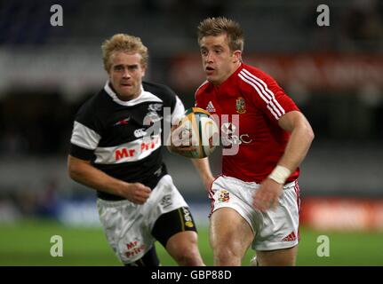 Rugby Union - Tour Match - Sharks v British and Irish Lions - ABSA Stadium.Luke Fitzgerald (à droite) des Lions britanniques et irlandais en action avec Chris Jordaan des requins. Banque D'Images