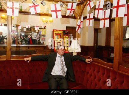 Nick Griffin, le leader du BNP, au pub Ace of Diamonds, dans le quartier Miles Platting de Manchester, lors d'une conférence de presse. Banque D'Images