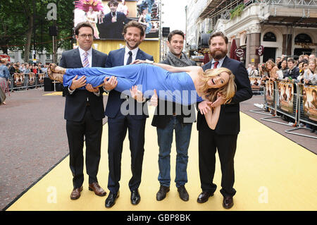 (De gauche à droite) Ed Helms, Bradley Cooper, Justin Bartha et Zach Galifianakis tiennent Heather Graham à la première du nouveau film The Hangover au vue West End à Londres. Banque D'Images